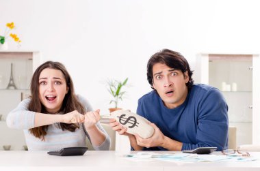 Bütçe planlama konseptinde genç çift 