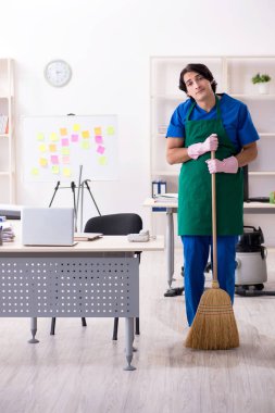 Ofiste çalışan yakışıklı, profesyonel temizlikçi. 