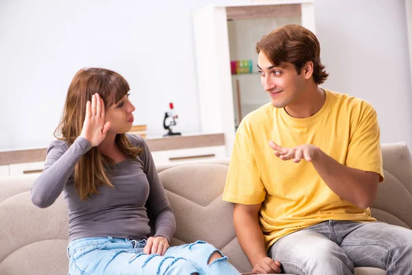 Женщина и мужчина изучают язык жестов — стоковое фото