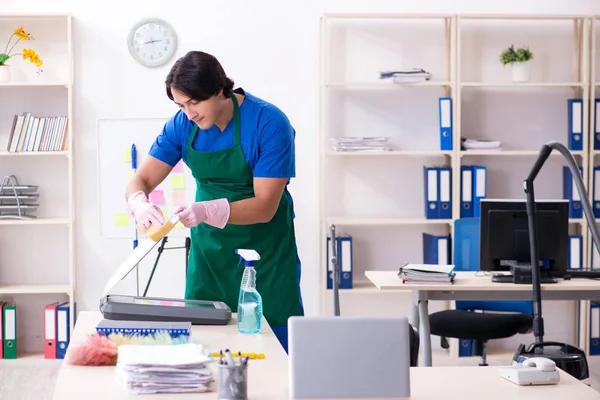 Manlig snygg professionell städare arbetar på kontoret — Stockfoto