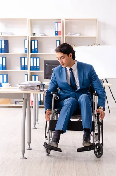 사무실에서 일 하는 휠체어에서 남성 직원 — 스톡 사진