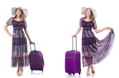 Bavullu genç bir kadın beyaz üzerine izole edilmiş. 