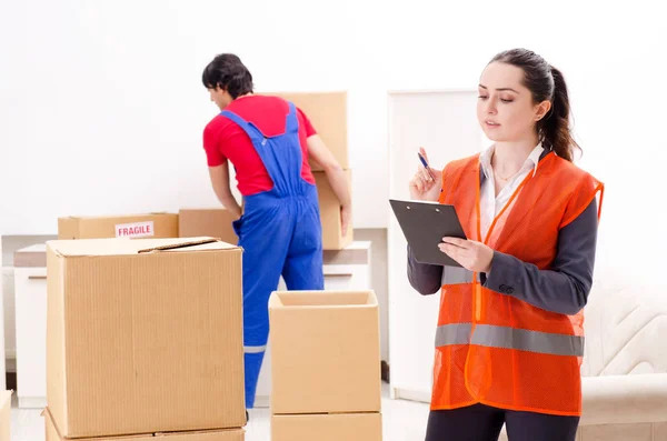 Professional movers doing home relocation — Stock Photo, Image