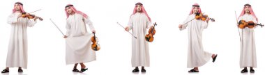 Arap adam beyaz izole keman çalıyor