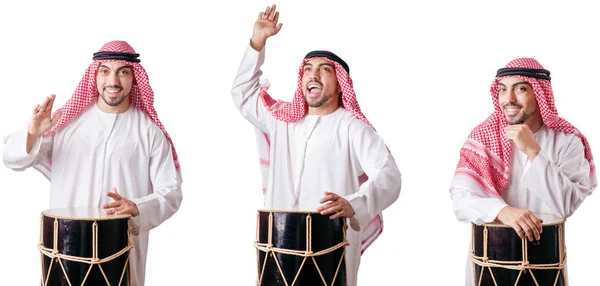 Hombre árabe con tambor aislado en blanco — Foto de Stock