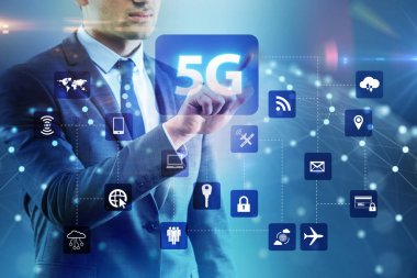 5g Internet kavramı düğmelere basarak işadamı ile