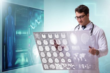 Doktor Teletıp kavram x-ray görüntü arıyor