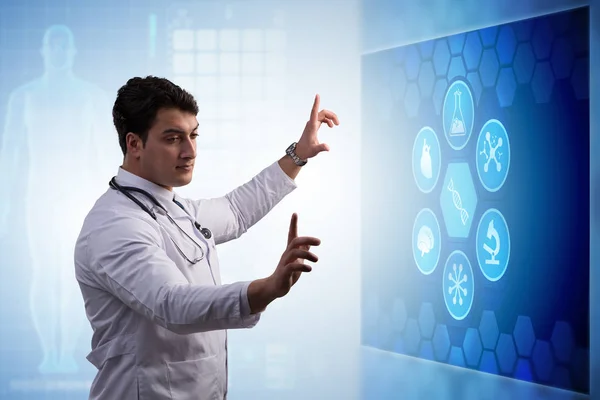Doutor em conceito de telemedicina olhando para a tela — Fotografia de Stock