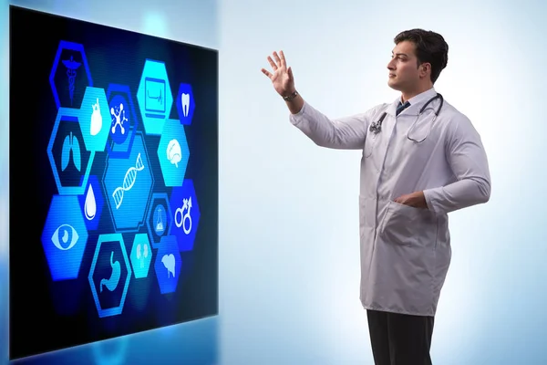 Läkare i telemedicin koncept tittar på skärmen — Stockfoto