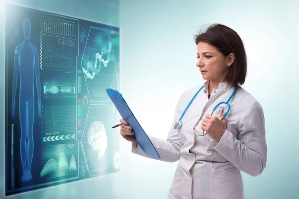 Mulher médico em telemedicina conceito pressionando touchscreen — Fotografia de Stock