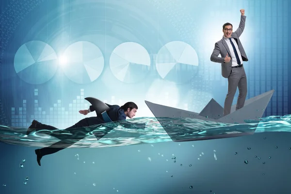Empresários no conceito de competição com tubarão — Fotografia de Stock