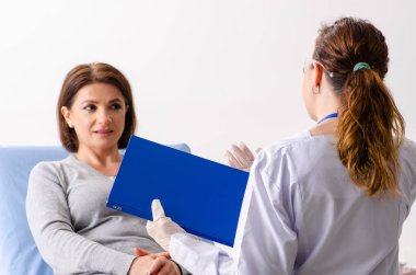 Kadın estetik plastik ameliyat için hazırlanıyor