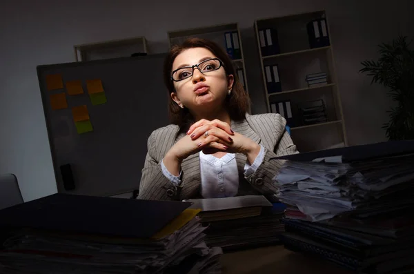 Dipendente femminile che soffre di lavoro eccessivo — Foto Stock