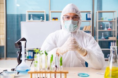 Laboratuarda çalışan erkek biyoteknoloji bilim adamı kimyacı