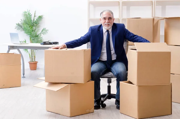 Empresário envelhecido se mudando para novo local de trabalho — Fotografia de Stock