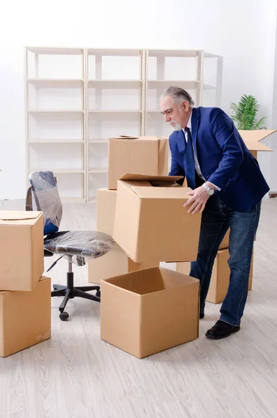 Empresário envelhecido se mudando para novo local de trabalho — Fotografia de Stock