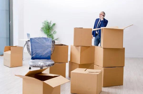 Aged businessman moving to new workplace — Stock Photo, Image