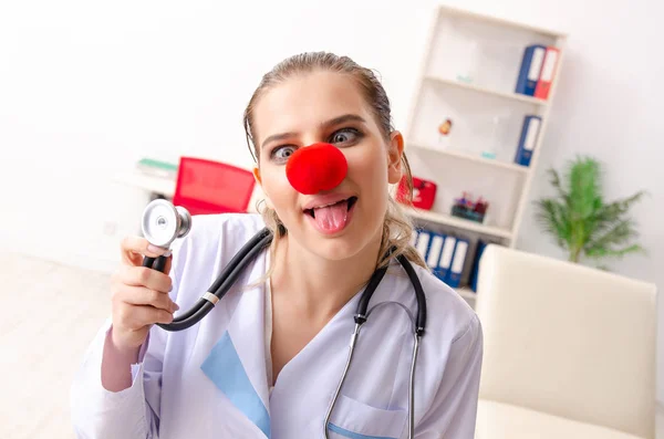 Femme drôle médecin travaillant à la clinique — Photo