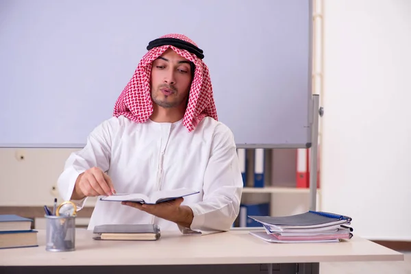 Arab teacher in front of whiteboard — Stock Photo, Image