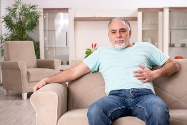 Beyaz sakallı yaşlı adam evde acı 