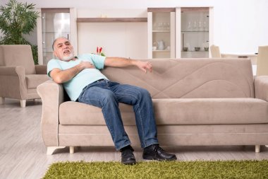 Beyaz sakallı yaşlı adam evde acı 