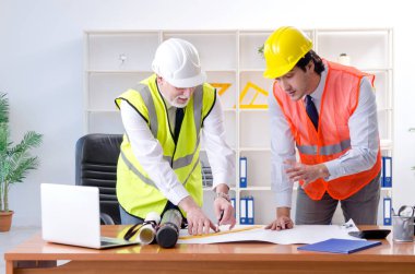 Proje altında çalışan iki mühendis meslektaşı 