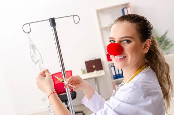 Femme drôle médecin travaillant à la clinique — Photo