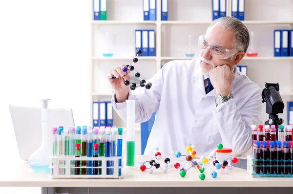 Alter Chemiker arbeitet im Labor — Stockfoto