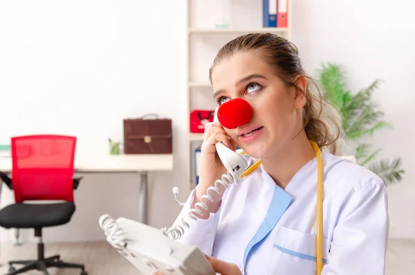 Doctora divertida que trabaja en la clínica —  Fotos de Stock