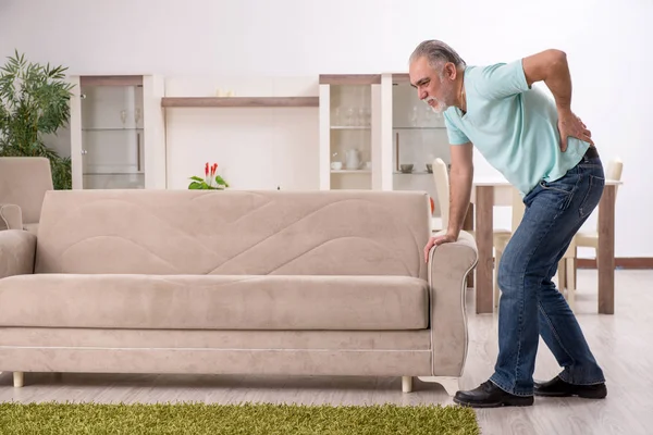 Blanc barbu vieil homme souffrant à la maison — Photo