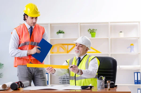 Dos colegas ingenieros trabajando en el proyecto — Foto de Stock