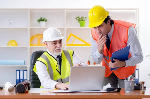 Dois colegas engenheiros que trabalham em projeto — Fotografia de Stock