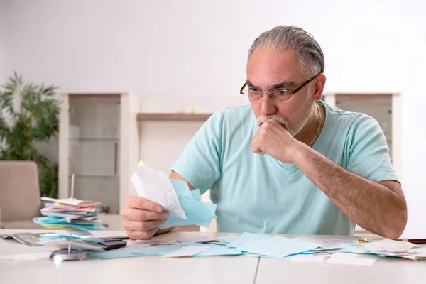 Homem velho barbudo branco no conceito de planejamento orçamentário — Fotografia de Stock