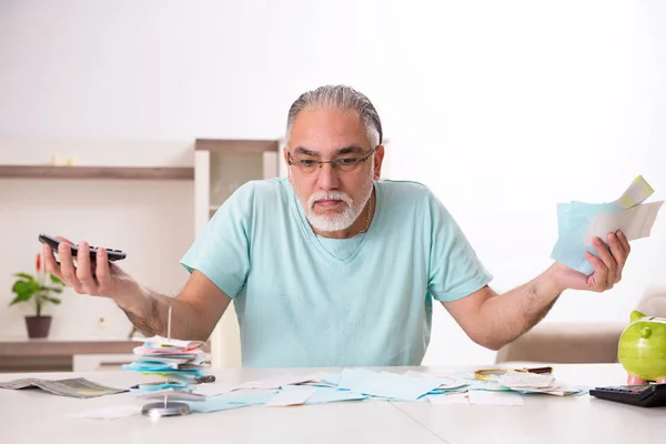 Homem velho barbudo branco no conceito de planejamento orçamentário — Fotografia de Stock