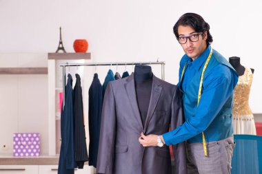 Atölyede çalışan genç bir terzi. 