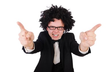 Genç adam afro peruk takıyor