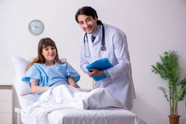 Männlicher Arzt besucht Patientin auf Station — Stockfoto