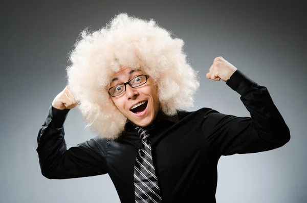 Giovane uomo che indossa parrucca afro — Foto Stock