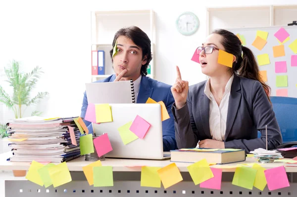 Zwei Kollegen arbeiten im Büro — Stockfoto