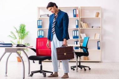 Çalışan doğrudan yataktan işe geliyor.