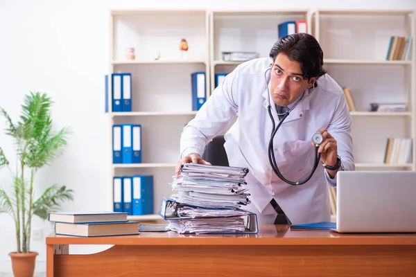 Klinikte çalışan yakışıklı genç bir doktor. — Stok fotoğraf