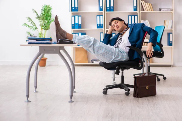 Empleado que viene a trabajar directamente desde la cama — Foto de Stock