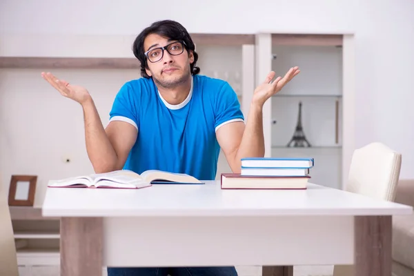 Mladý pohledný student studium doma — Stock fotografie