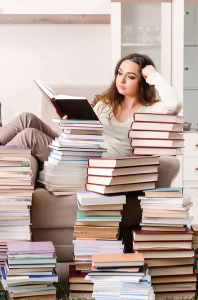 Junge Studentin bereitet sich zu Hause auf Prüfungen vor — Stockfoto