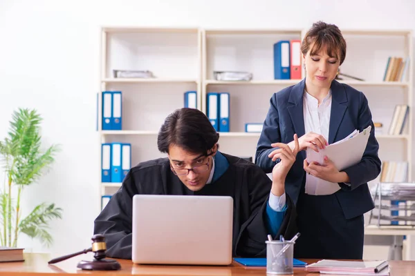 Due avvocati che lavorano in ufficio — Foto Stock