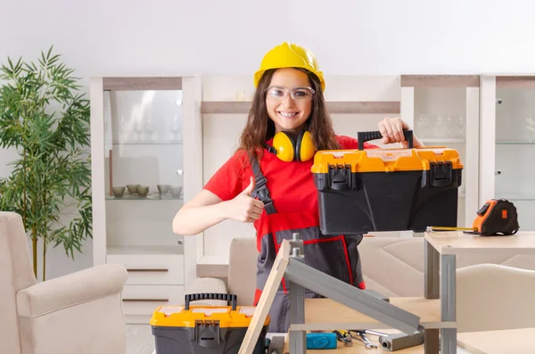 Kvinnlig entreprenör reparera möbler hemma — Stockfoto