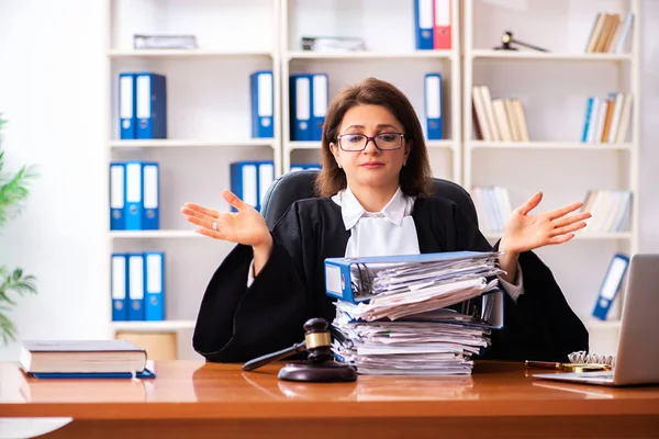 Middelbare leeftijd vrouwelijke arts werkzaam in het gerechtsgebouw — Stockfoto