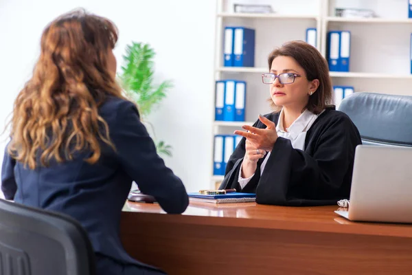 Junge Frau zu Besuch bei Anwältin — Stockfoto