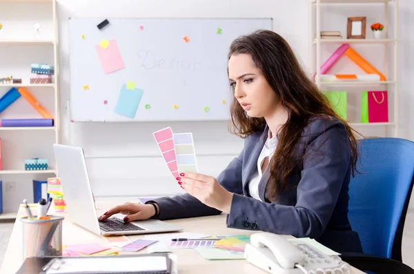 Jovem designer feminina trabalhando no escritório — Fotografia de Stock