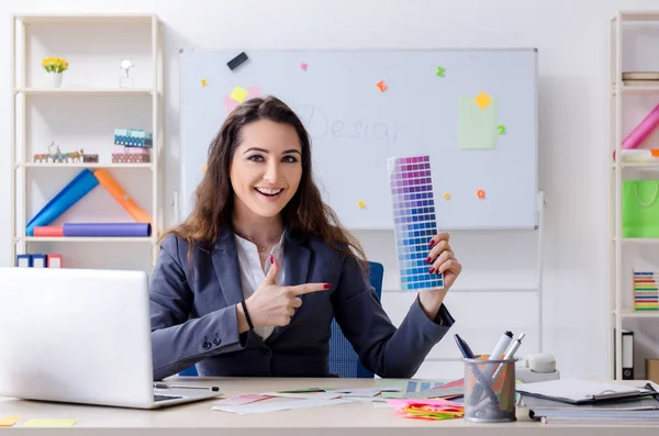 Jovem designer feminina trabalhando no escritório — Fotografia de Stock